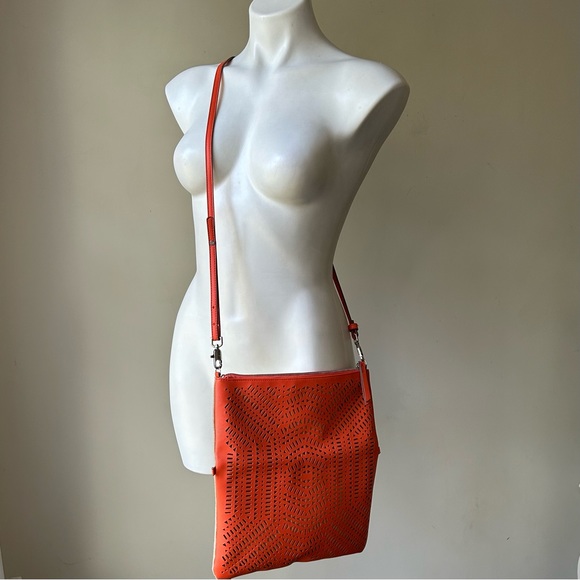 Stella & Dot Waverly Petite Convertible Crossbody Bag Natural Linen/Fresh Orange - Picture 14 of 16